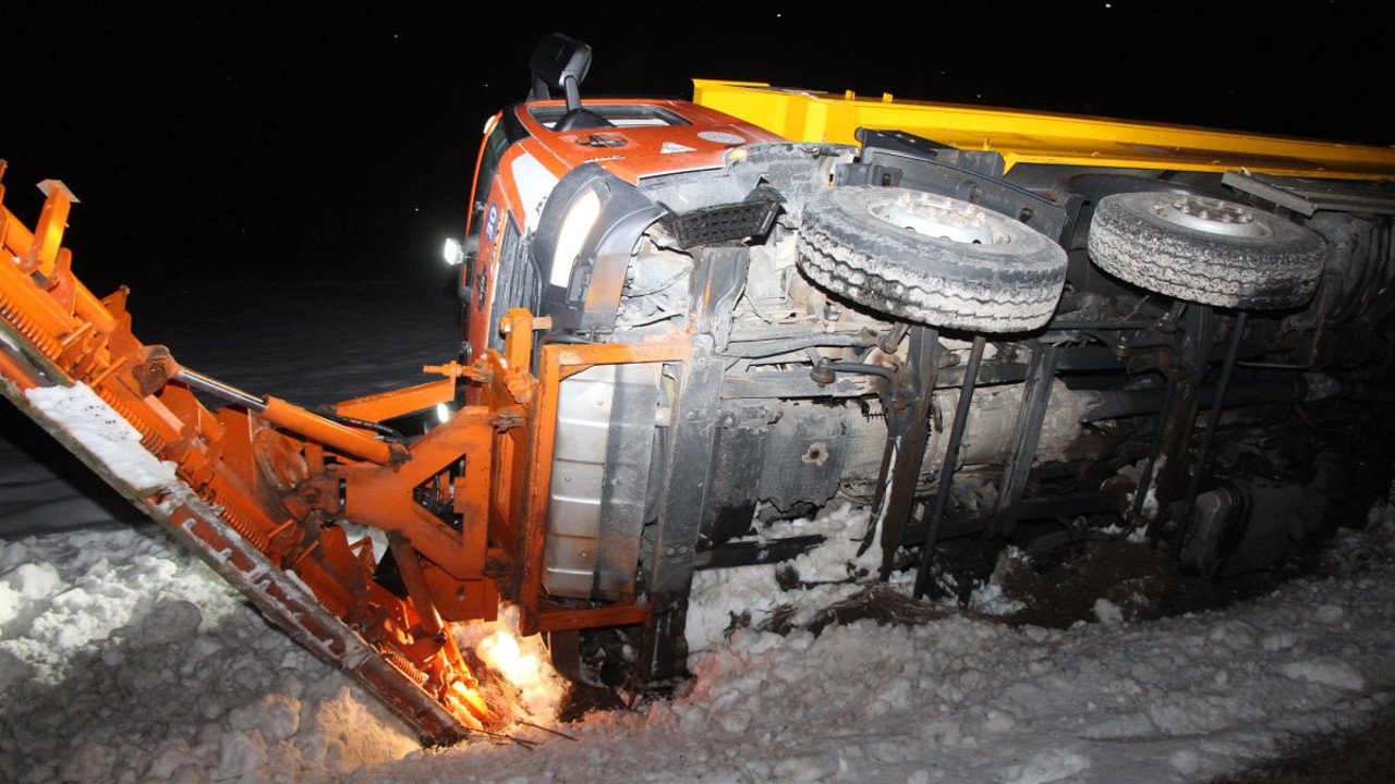 Bilecik'te kar küreme ve tuzlama aracı devrildi