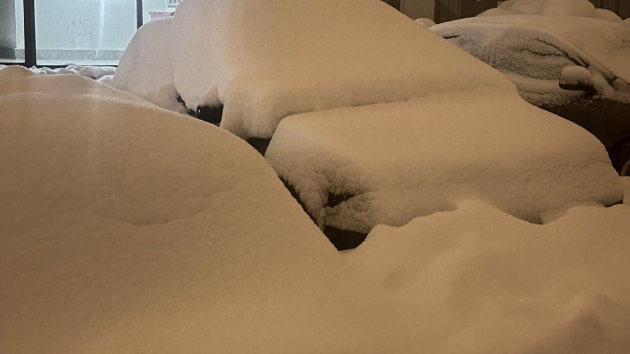 Yüksekova’da kar kalınlığı 40 santimetreyi buldu, araçlar kara gömüldü