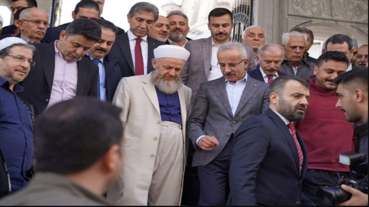 Ulaştırma Bakanı İsmailağa Cemaati’nin vakfını ziyaret etti. Hatıra defterini 'Kıymetli hocam' diyerek imzaladı