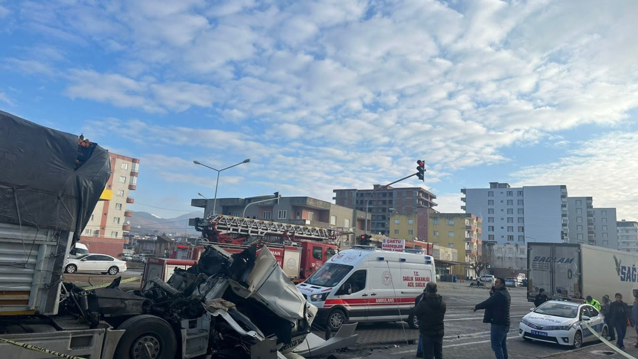 Meyve yüklü bir tır başka bir tır ile çarpıştı. 1 ağır yaralı