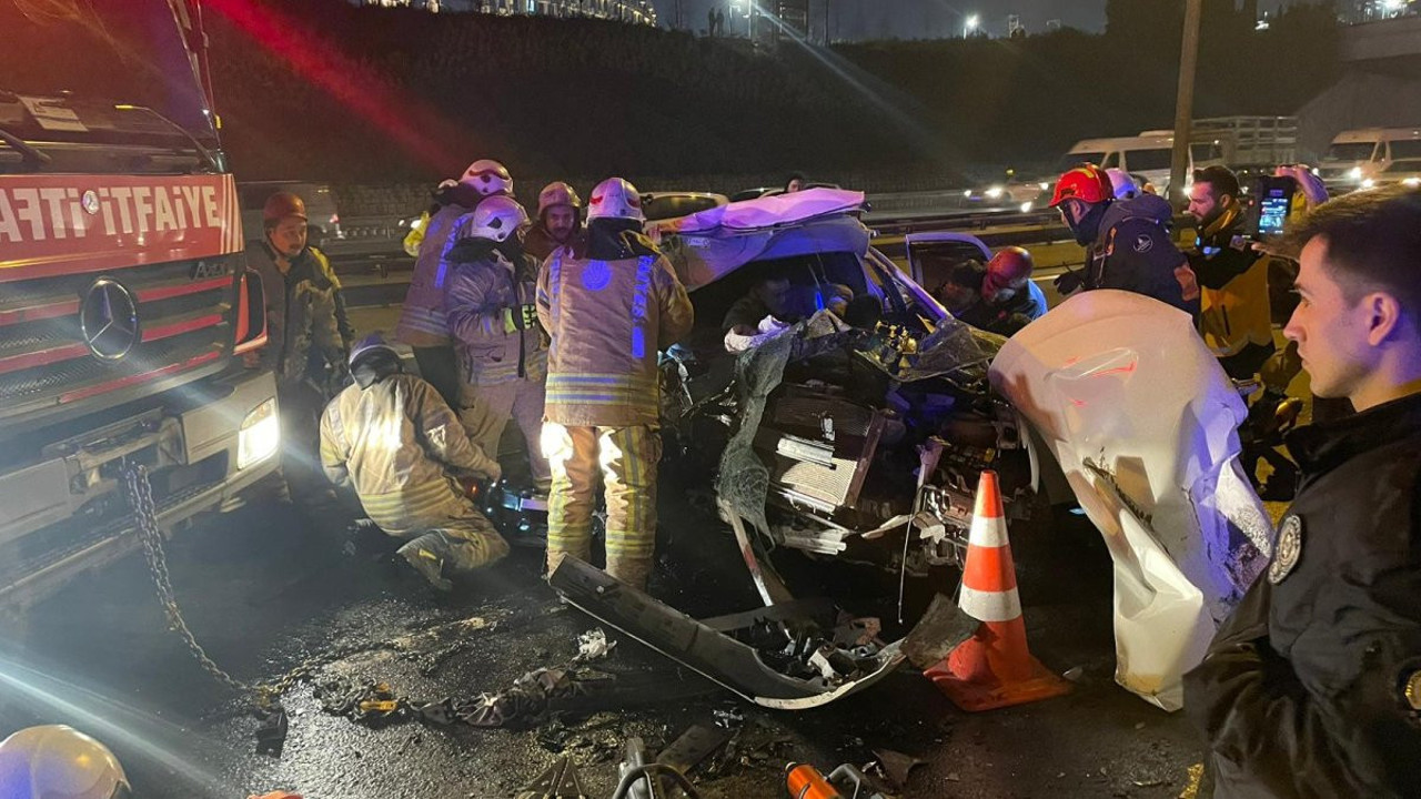 TEM Otoyolu'nda otomobil yol kenarındaki dampere çarptı: 1 ölü, 2 yaralı