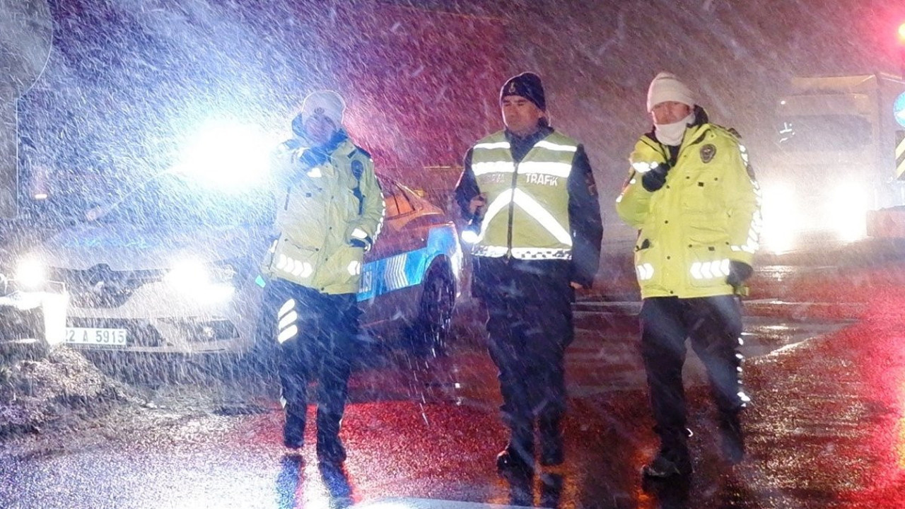 Kar yağışı Balkanlar'dan yurda girdi: Edirne'de göz gözü görmüyor