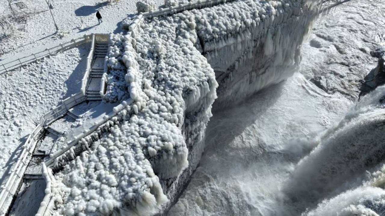 Aşırı soğuk şelaleyi dondurdu