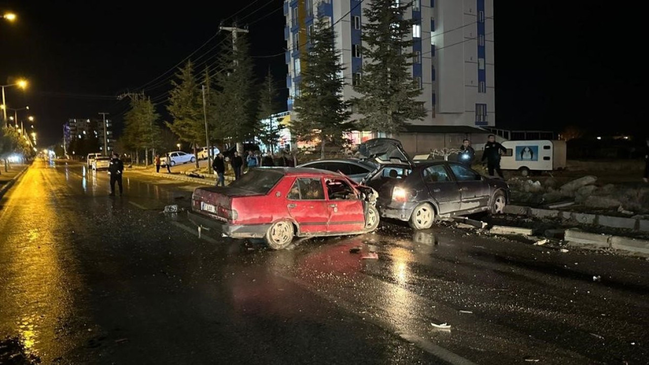 Alkollü sürücü park halindeki araca çarptı