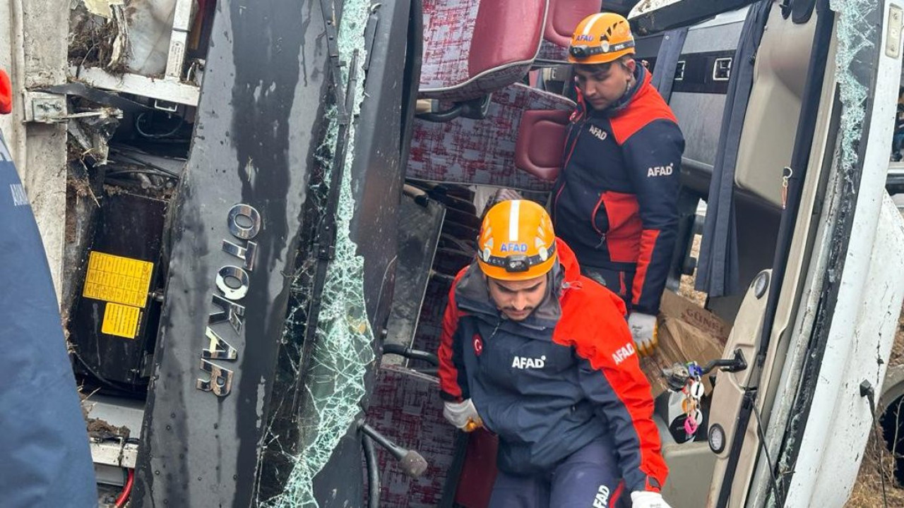 Van’da feci kaza. Yolcu midibüsü devrildi
