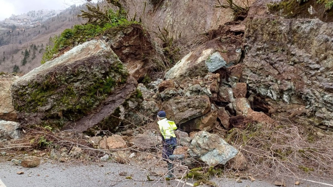 Heyelan Santa yolunu ulaşıma kapattı