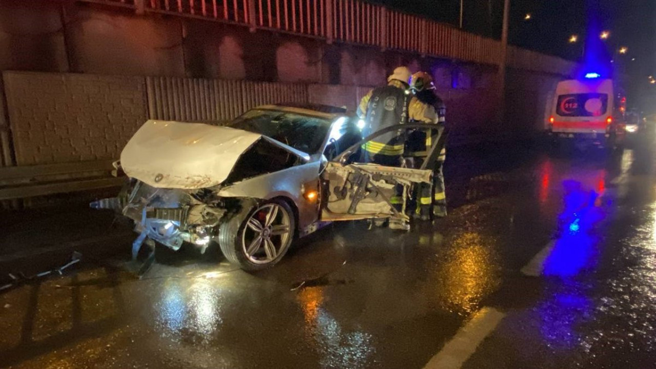 Bariyere çarpan otomobil hurdaya döndü: 2 ölü, 1 yaralı