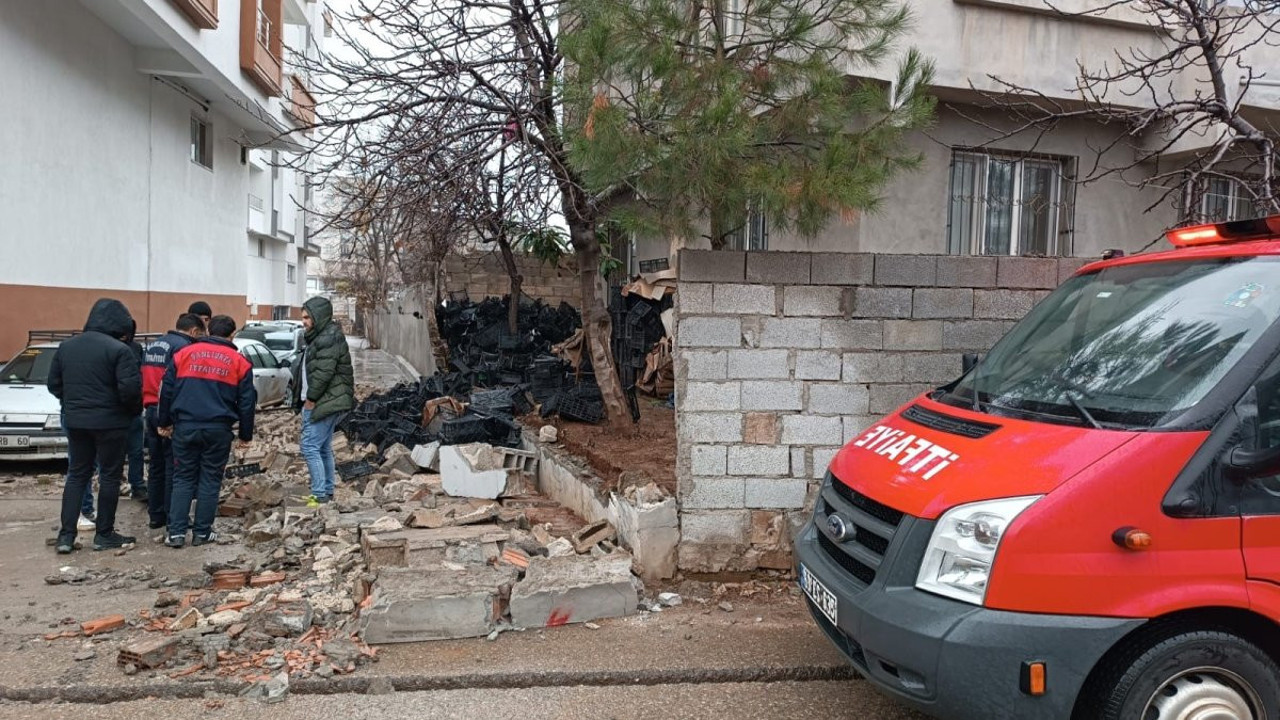 Bahçe duvarı devrildi. 2 çocuk altında kaldı