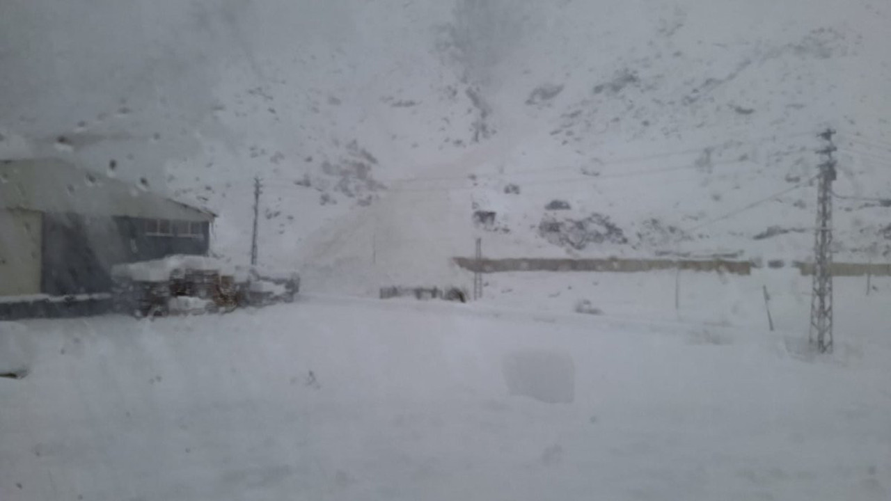 Çukurca- Şırnak Karayoluna çığ düştü