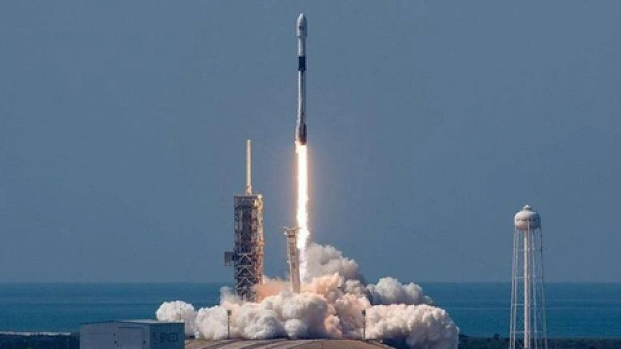 İran uzaya aynı anda 3 roket fırlattı