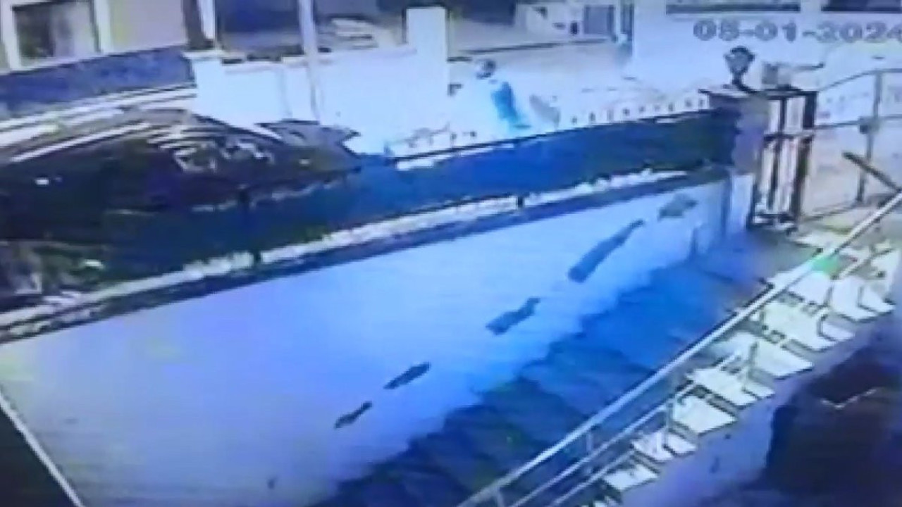 Beylikdüzü'nde park halindeki araçtan 400 bin liralık kıyafet çalındı