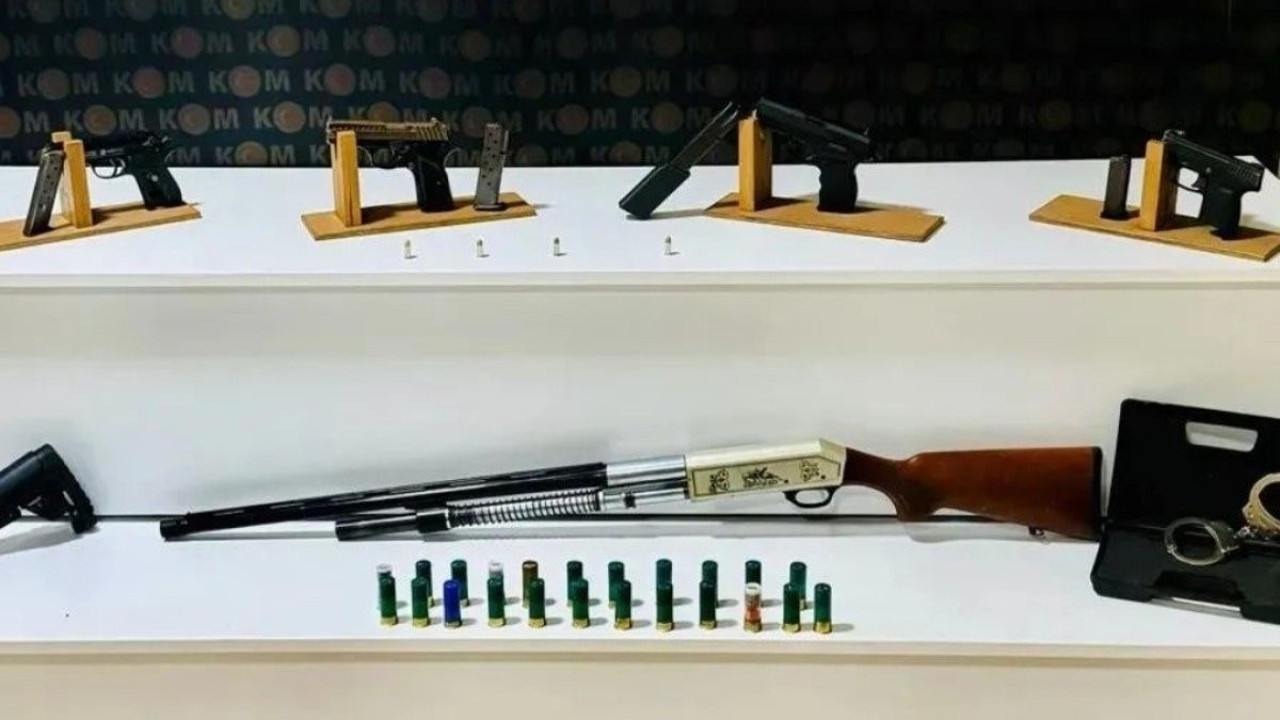 Kırklareli’de düzenlenen operasyonunda çok sayıda silah ele geçirildi