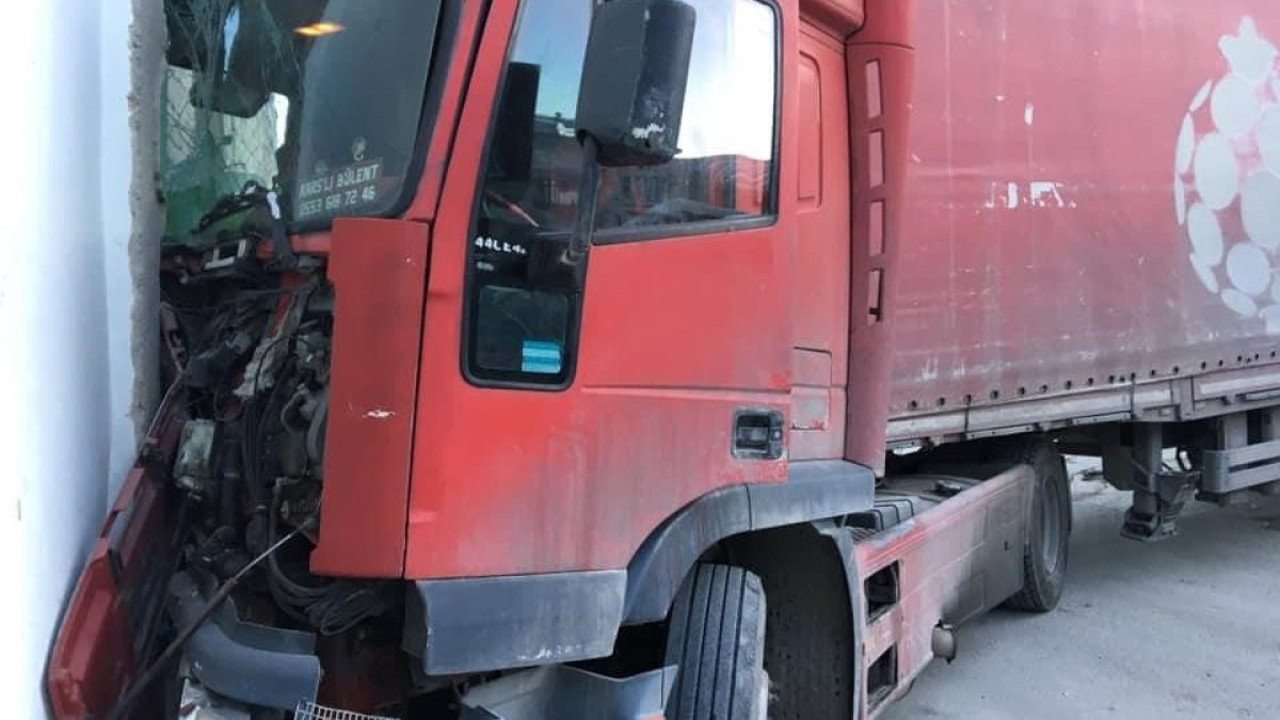 Freni patlayan tır trafo duvarına çarparak durabildi