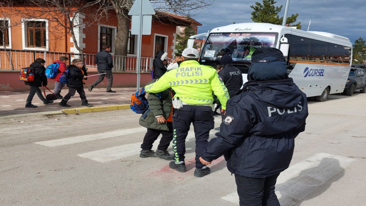 Polis ekiplerinden okul çevrelerinde denetim