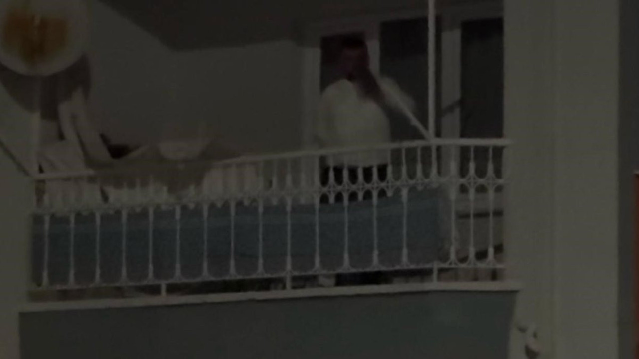 Sinir krizi geçiren genç balkondan tencere, bıçak fırlattı