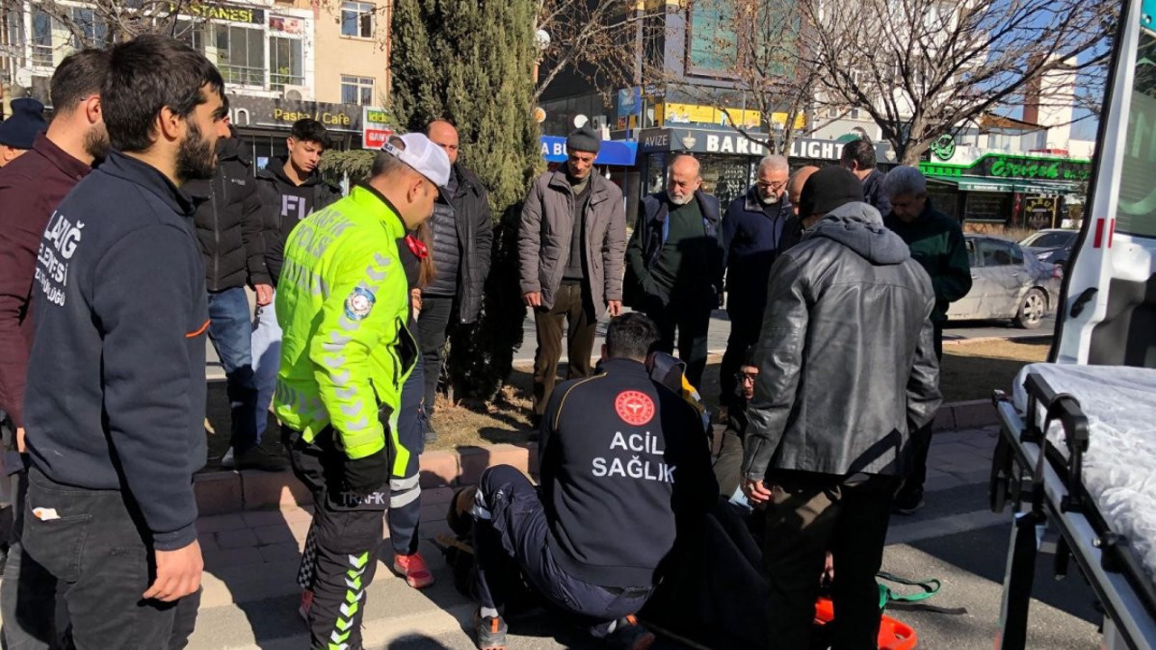 Karşıdan karşıya geçerken araba çarptı