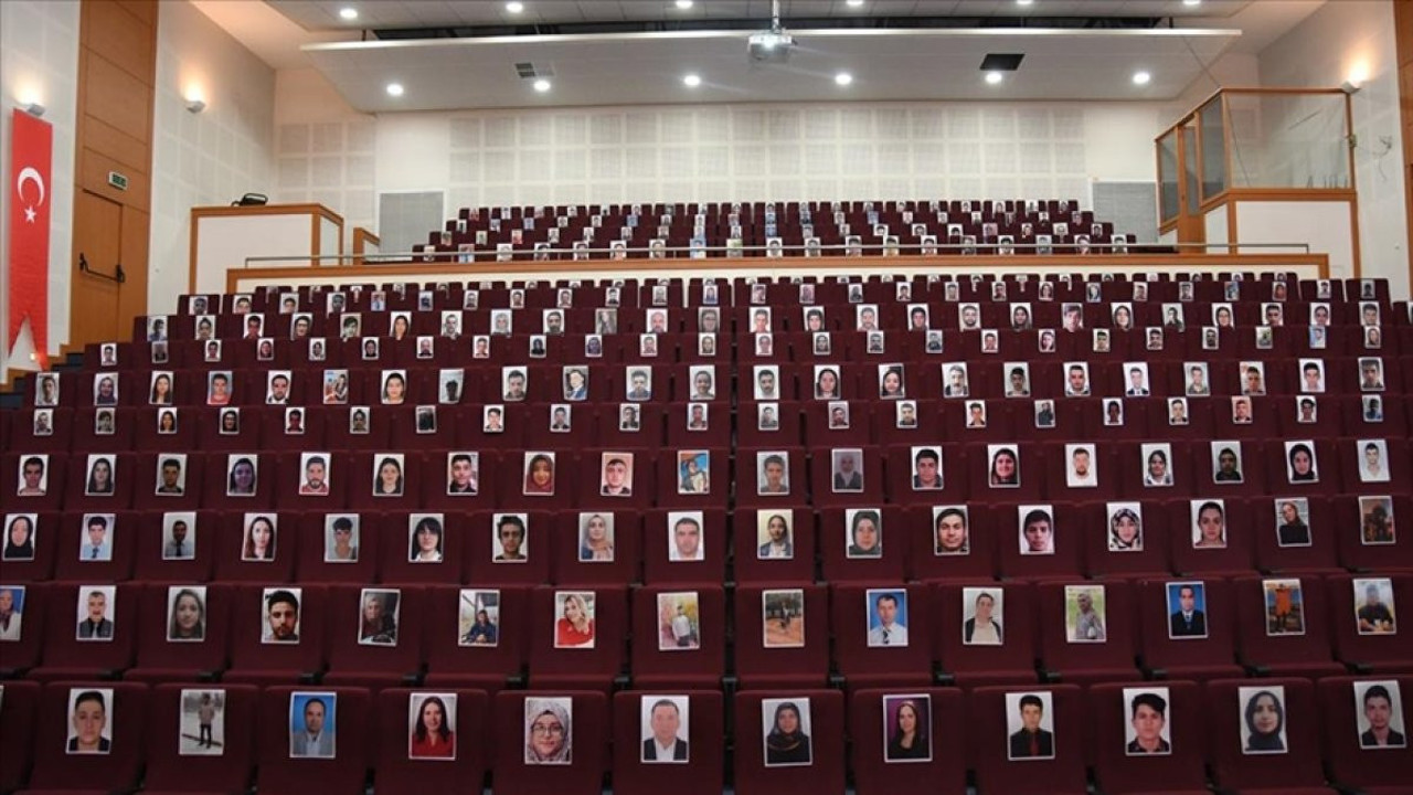 Depremde hayatını kaybeden üniversite personeli ve öğrencileri için tören