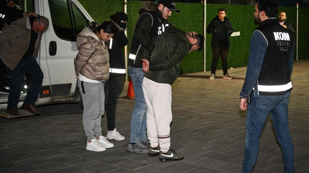 2.5 milyar liralık vurgun: Yakalanan holding sahibi çift İzmir'e getirildi