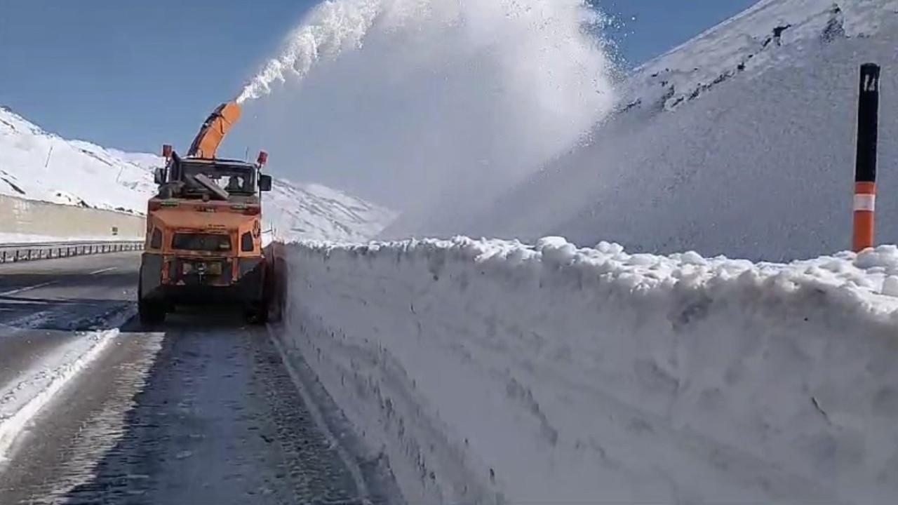 Yüksekova-Esendere karayolunda kar esareti