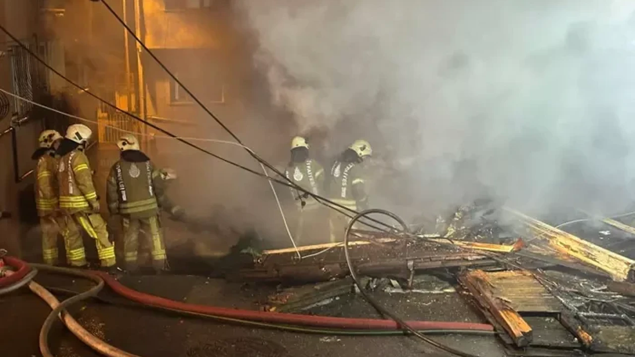 Tahta ve plastik yüklü kamyonette yangın