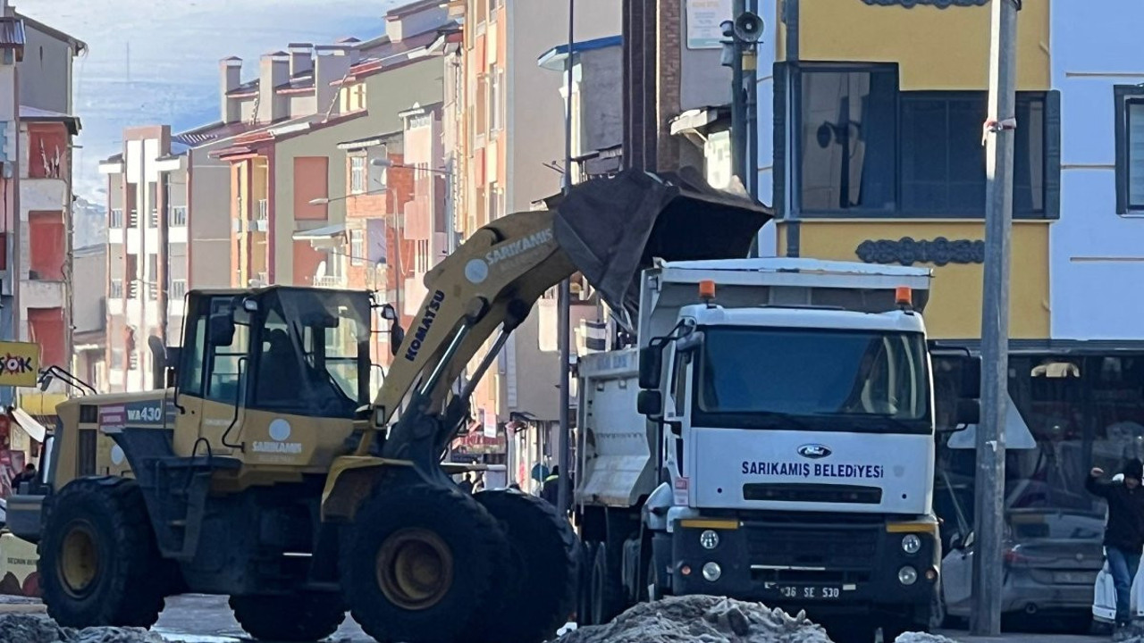 Sarıkamış'ta kar temizleme çalışmaları devam ediyor