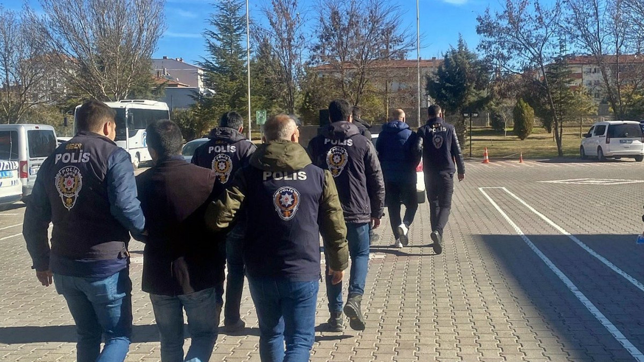 Dolandırıcılık ve veri hırsızlığından aranan 4 şahıs tutuklandı