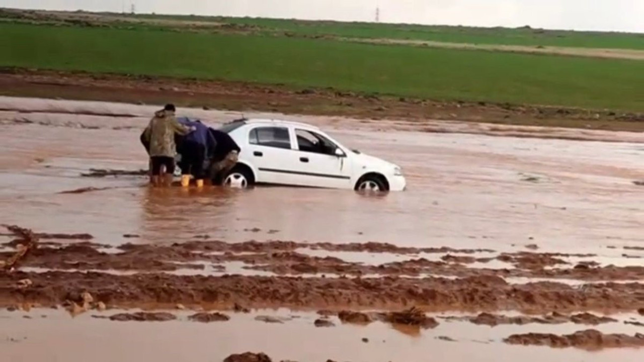 Selde mahsur kalan ailenin otomobili 2 gün sonra kurtarılabildi