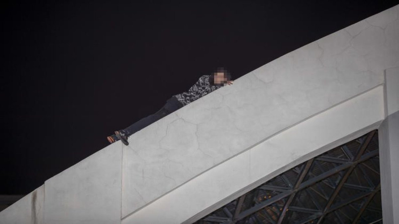 Koşarak duvara tırmandı 8 metrede mahsur kaldı! Fenomen olma uğruna...