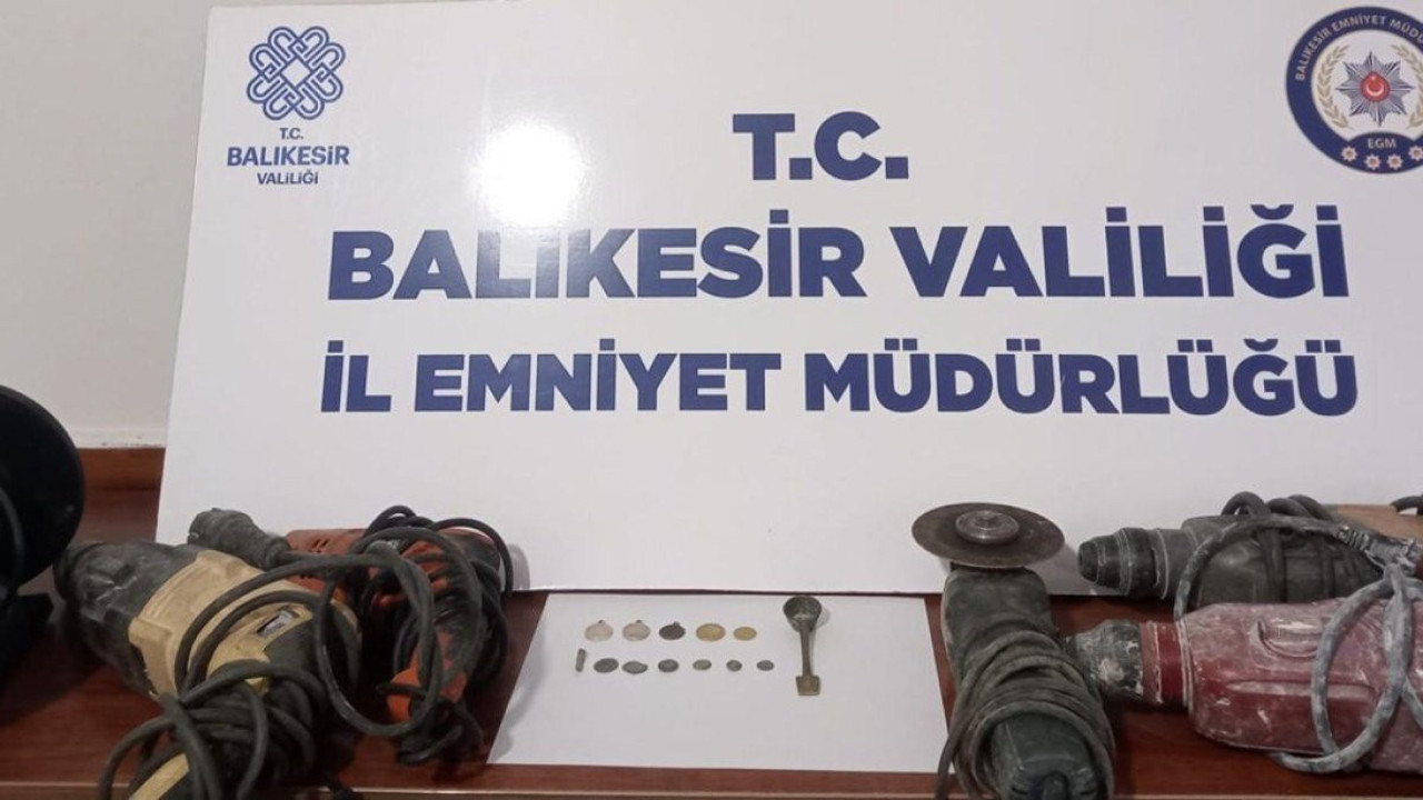 Otomobilden tarihi eser sikkeleri çaldılar