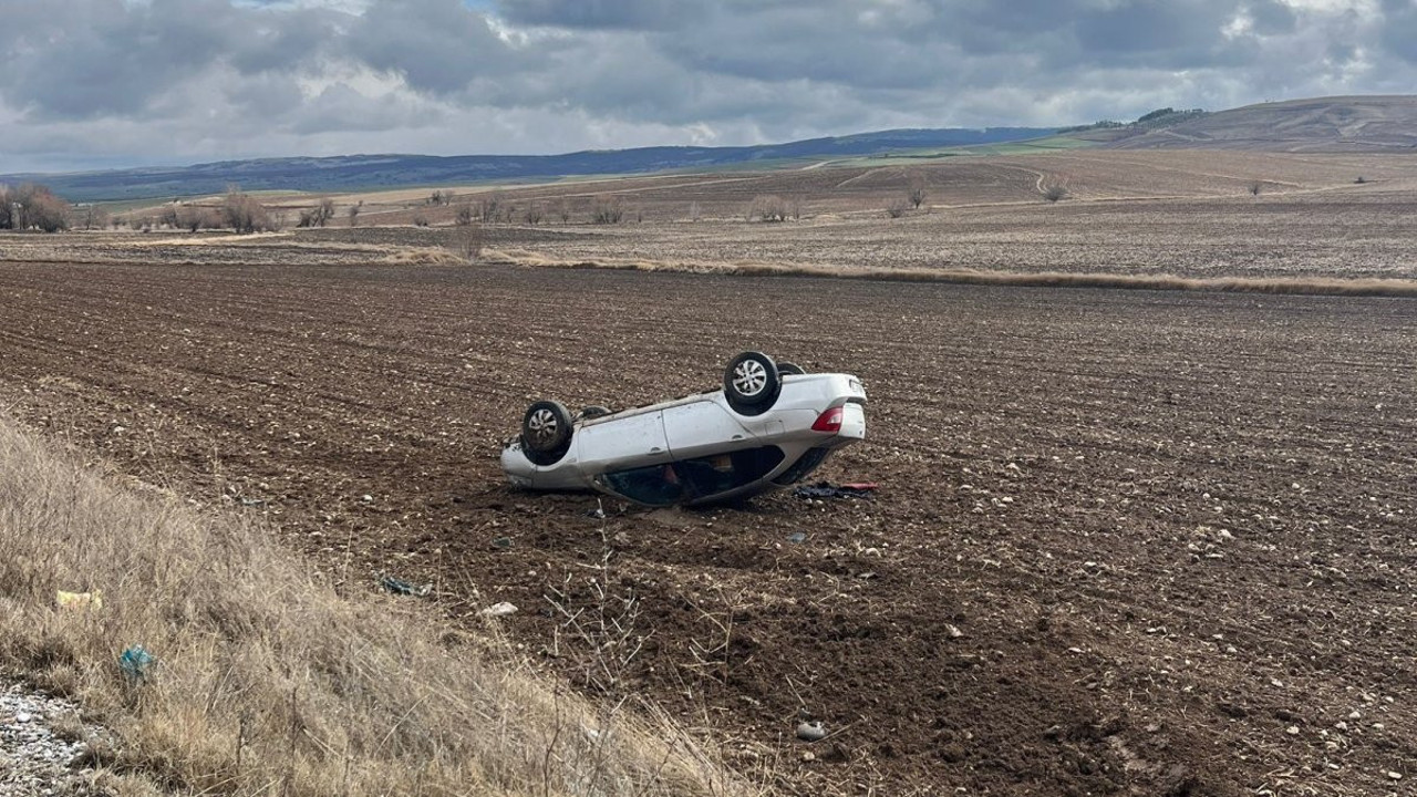 Çorum’da kontrolden çıkan araç takla attı