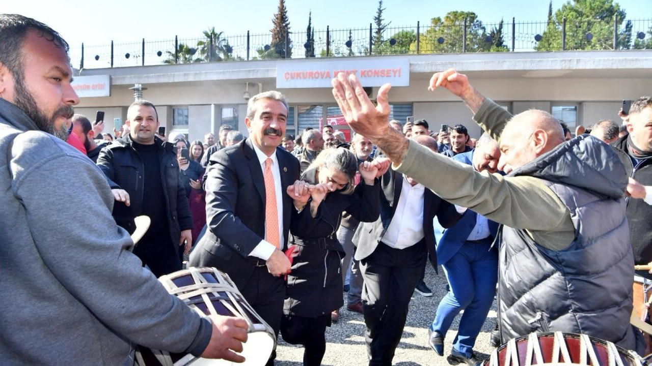 Belediye işçilerinin maaşlarına rekor zam. İşçilerden halaylı kutlama