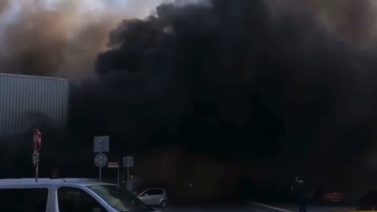 Pendik'te çıkan yangın trafiği birbirine kattı