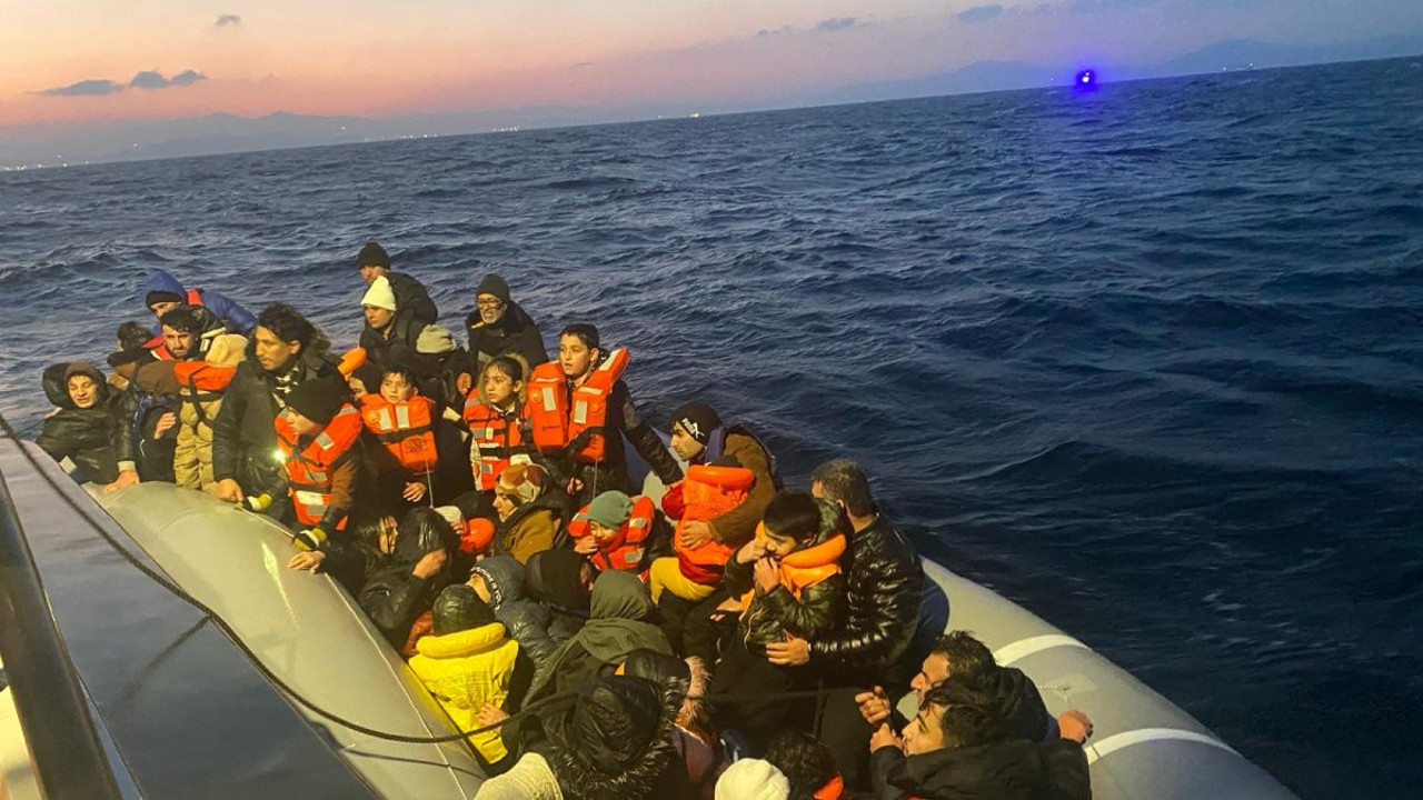 Denizde mahsur kalan kaçakları Sahil Güvenlik kurtardı