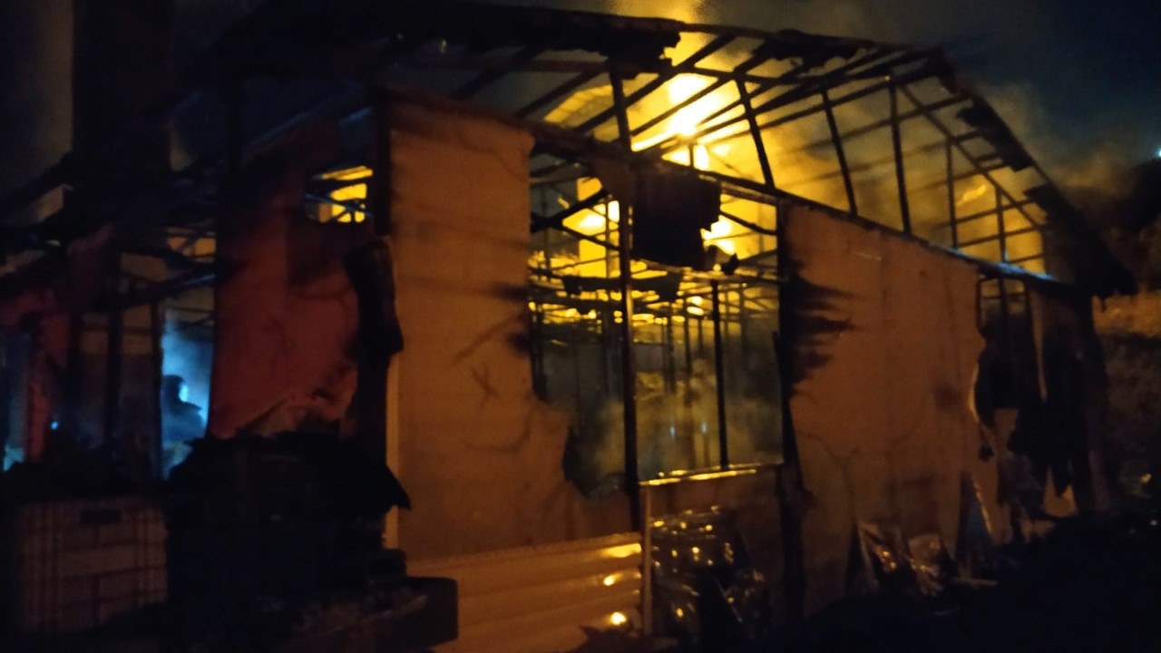 Elektrik kontağında çıkan yangın 3 evi küle çevirdi