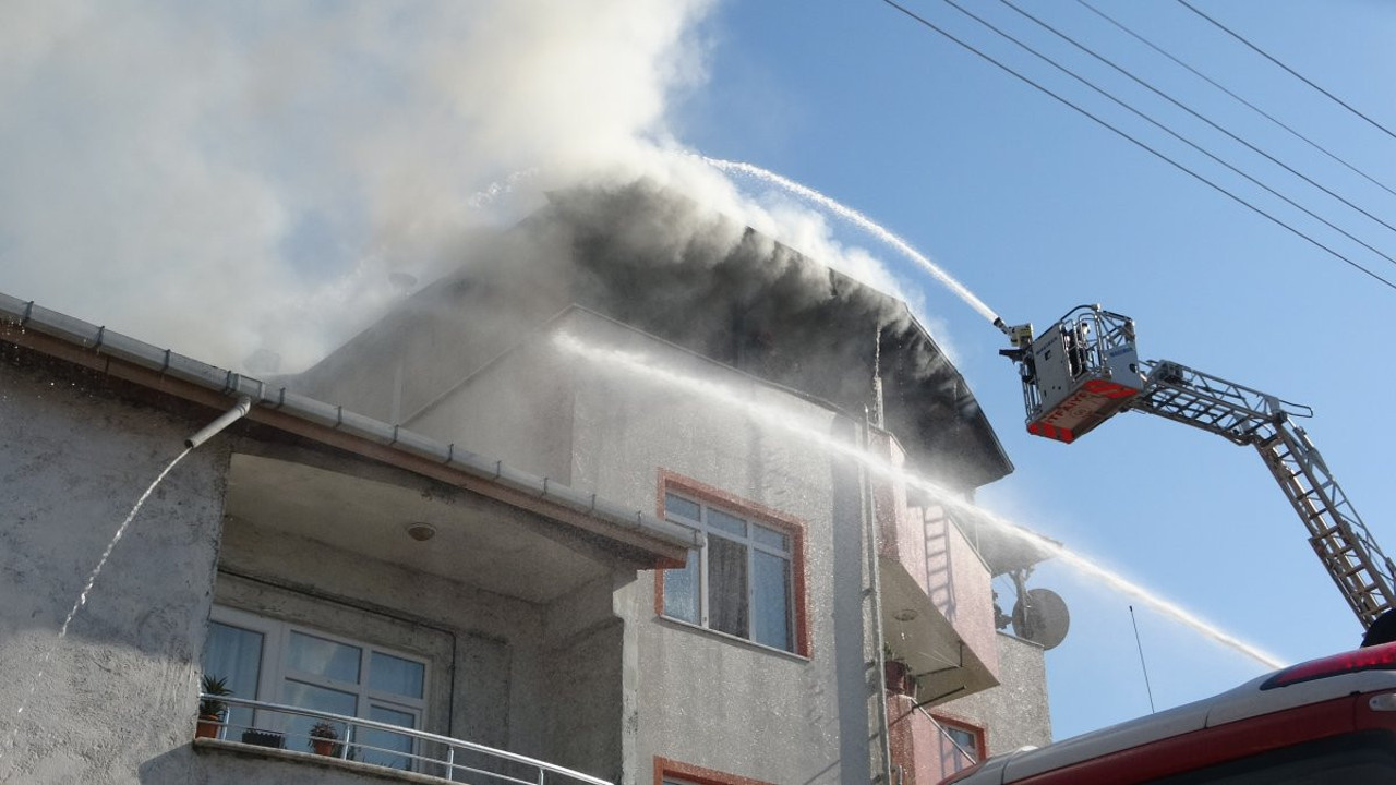 İzmit’te 3 katlı bina alevlere teslim oldu