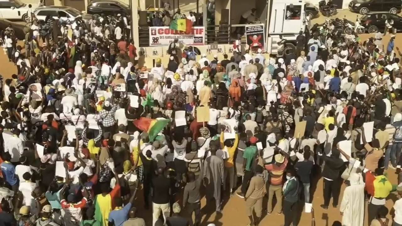 Cumhurbaşkanlığı seçiminin ertelenmesi protesto edildi