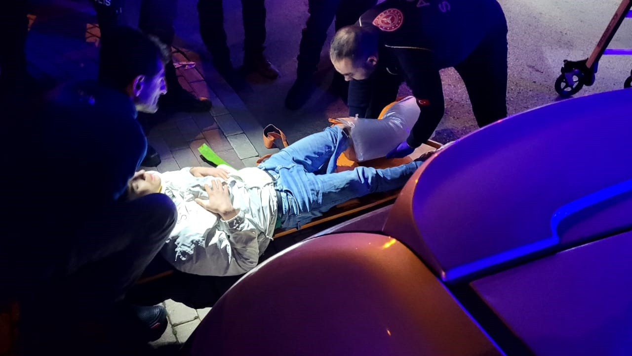 Otomobil elektrik direğine çarptı : 1’i ağır 3 yaralı