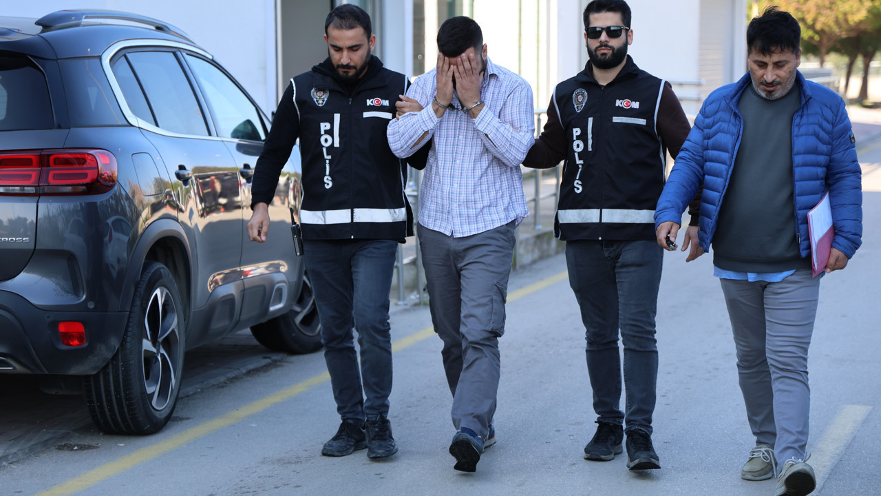 Kendisini durduran polislere “Hayırdır devrem” diyen sahte polis yakalandı