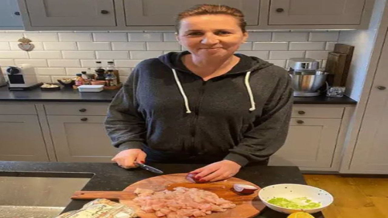 Kadın başbakan ailesine yemek yaparken çiğ tavuk ile sebzeyi aynı yerde kesti diye ülke ayağa kalktı