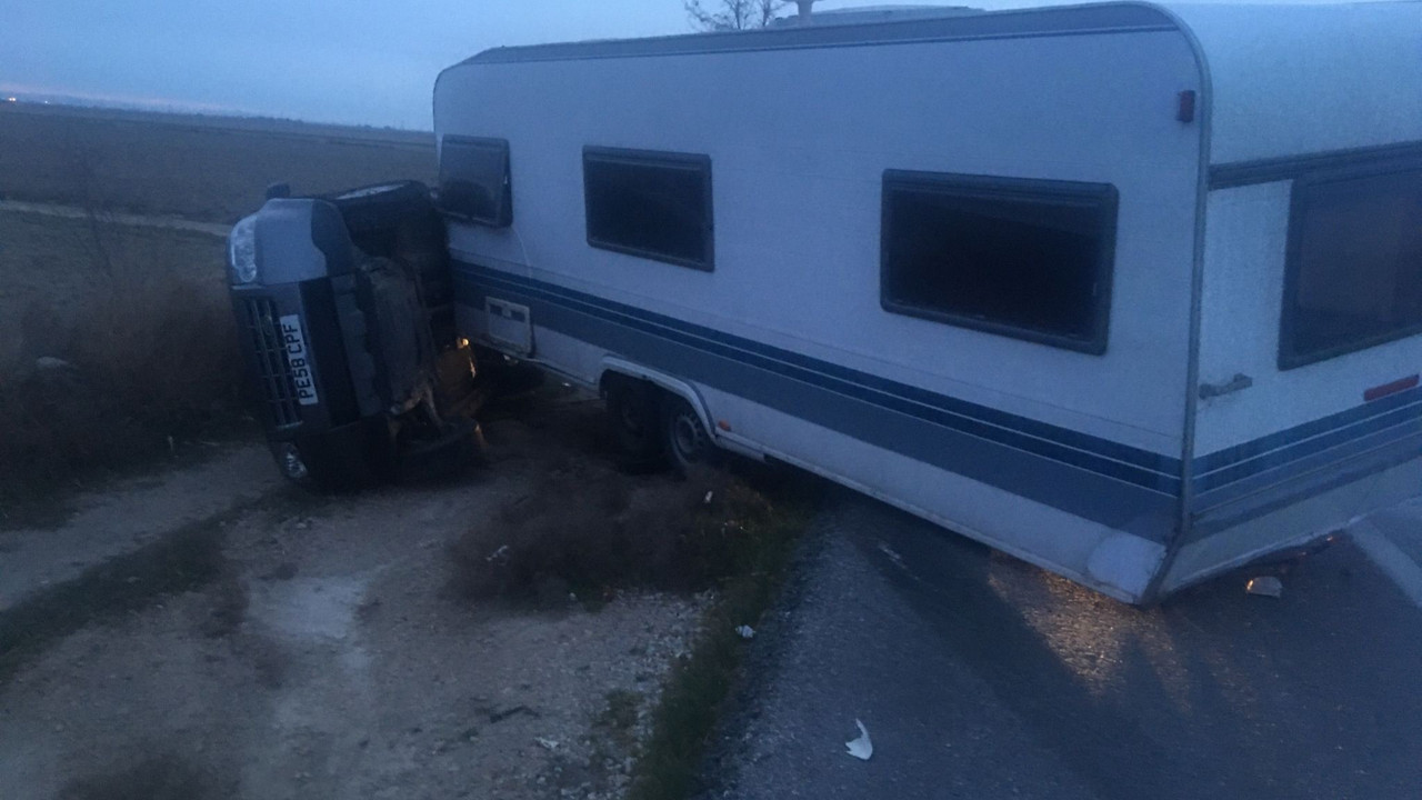 Karavan bağlı otomobil şarampole uçtu