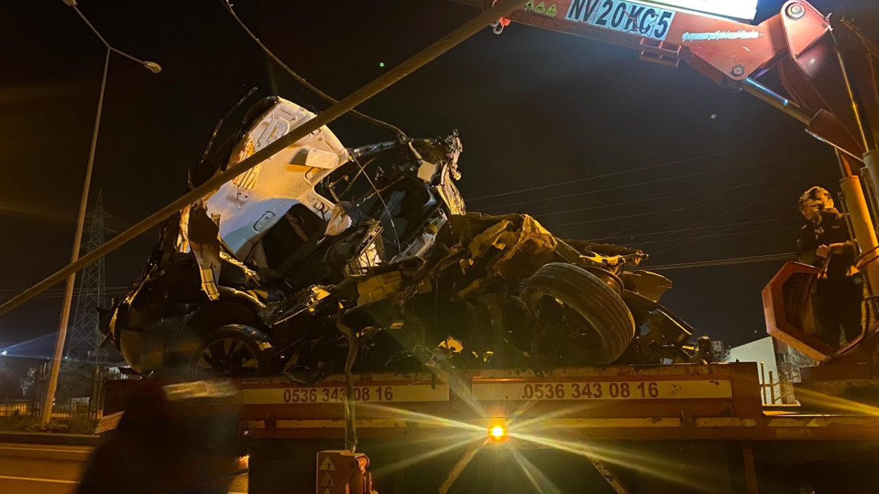 Beton direğine çarpan aracın parçası 500 metre uçtu