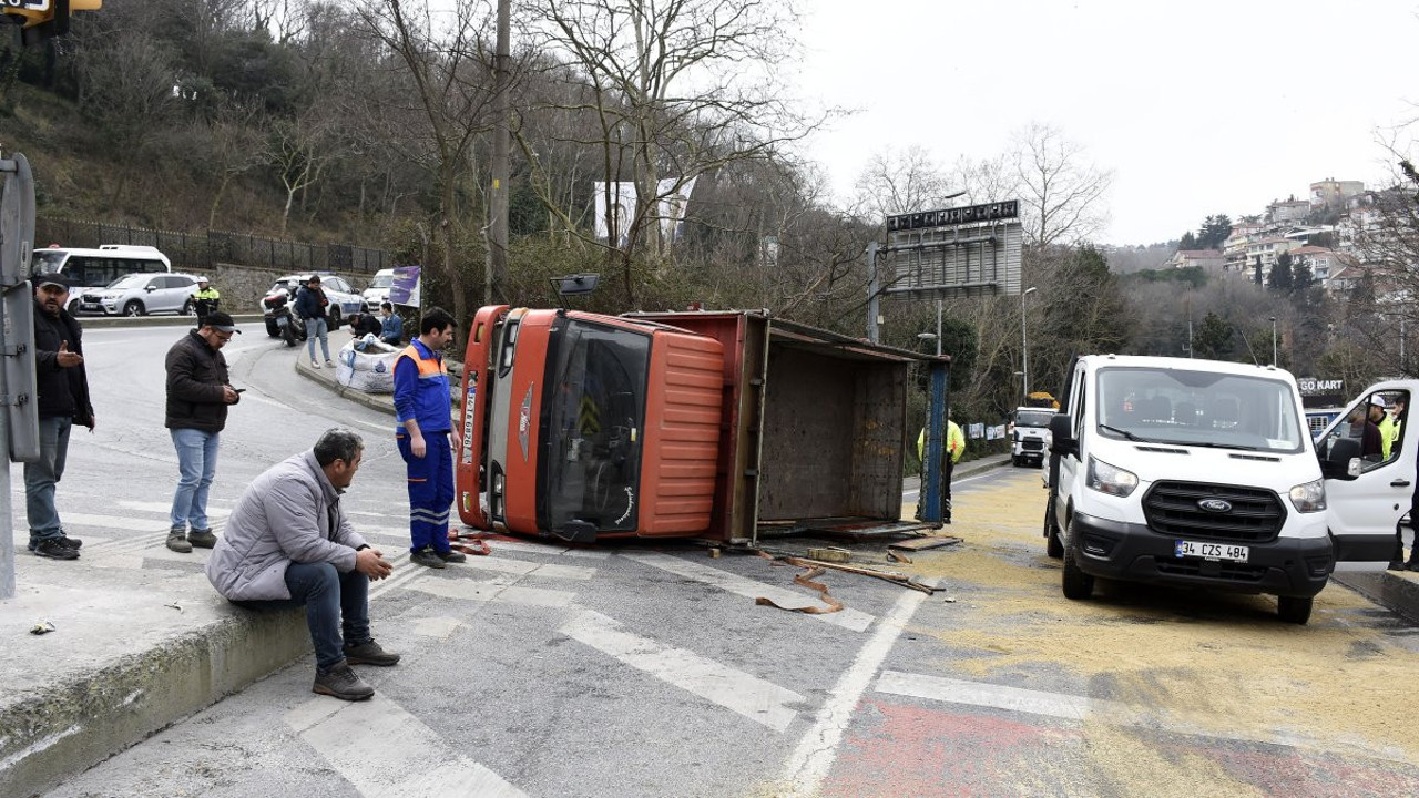Sarıyer'de kamyon devrildi. Kasasındaki pres makinesi yola savruldu. Hidrolik yağ otoyola aktı