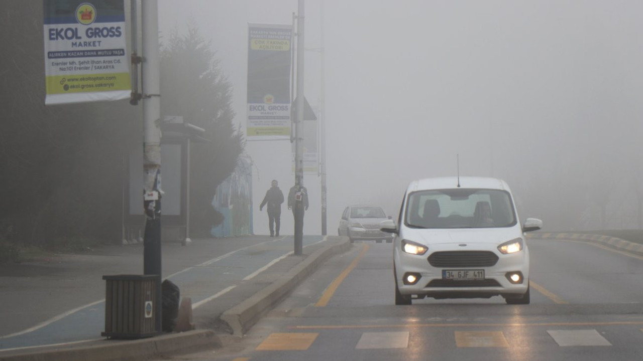 Sakarya’yı sis vurdu! Göz gözü görmüyor