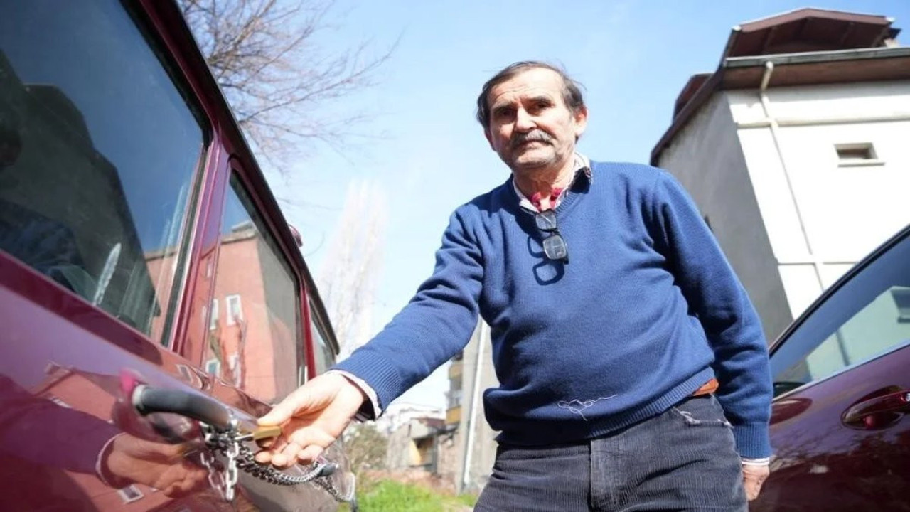 Hırsızlardan bıkan esnaftan ilginç yöntem: Aracını zincire vurdu