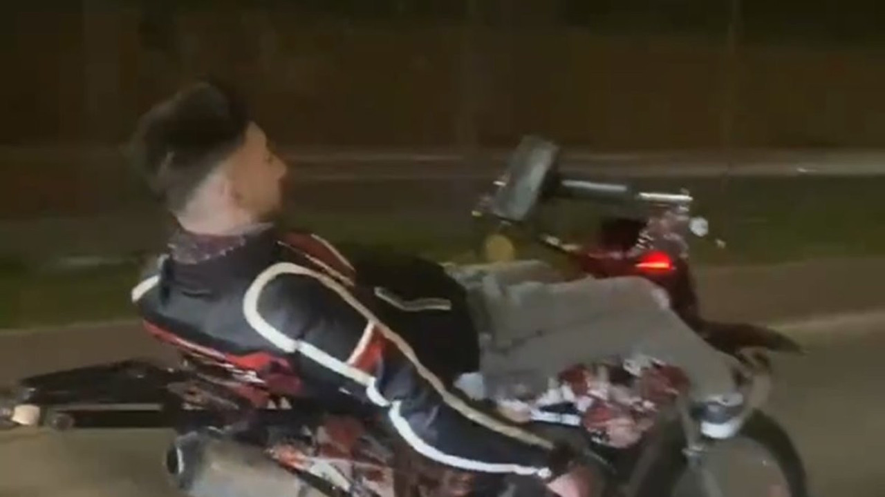 Pendik'te ayaklarıyla motosiklet kullandı. Kendisinin ve diğer yolcuların hayatını tehlikeye attı