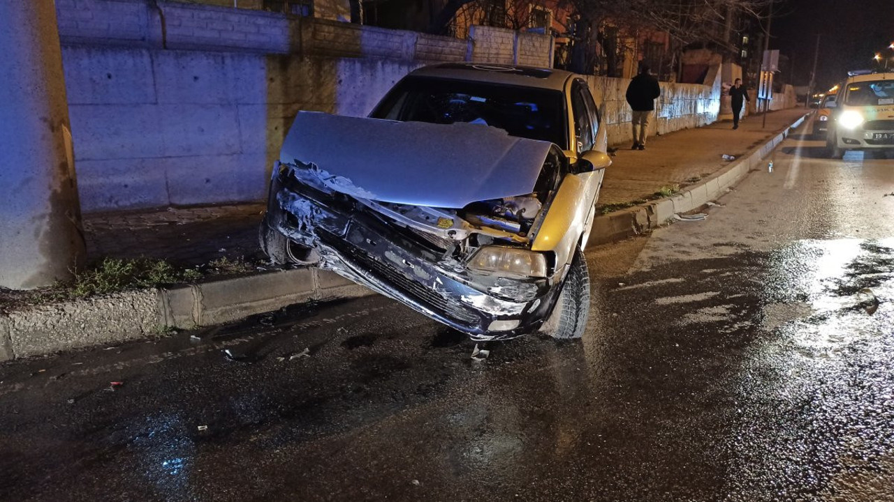 Sürücüsünün kontrolünü kaybettiği otomobil aydınlatma direğine çarptı