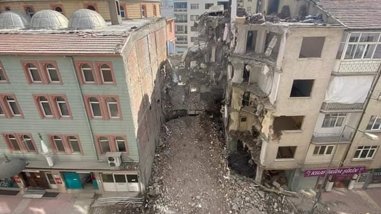 Hasarlı binanın yıkımı sağlam camiye zarar verdi