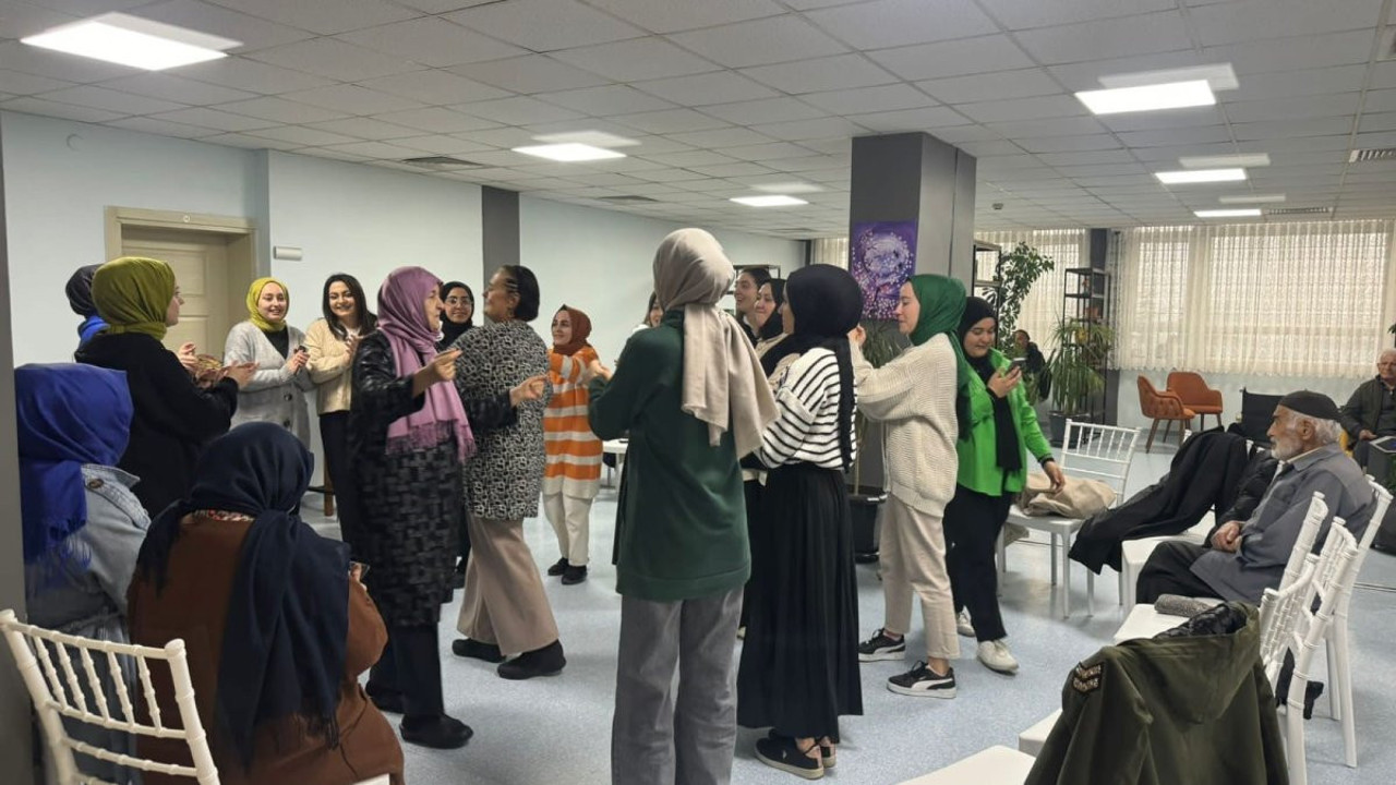 Huzurevi'ndeki yaşlılar türkülü çalgılı bir gün geçirdi