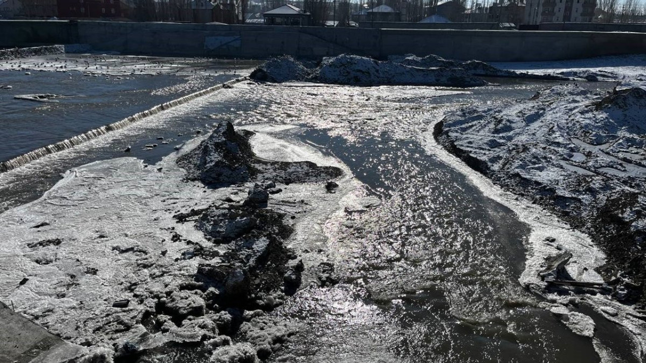 Ağrı'da don etkili oldu Murat Nehri buz tuttu