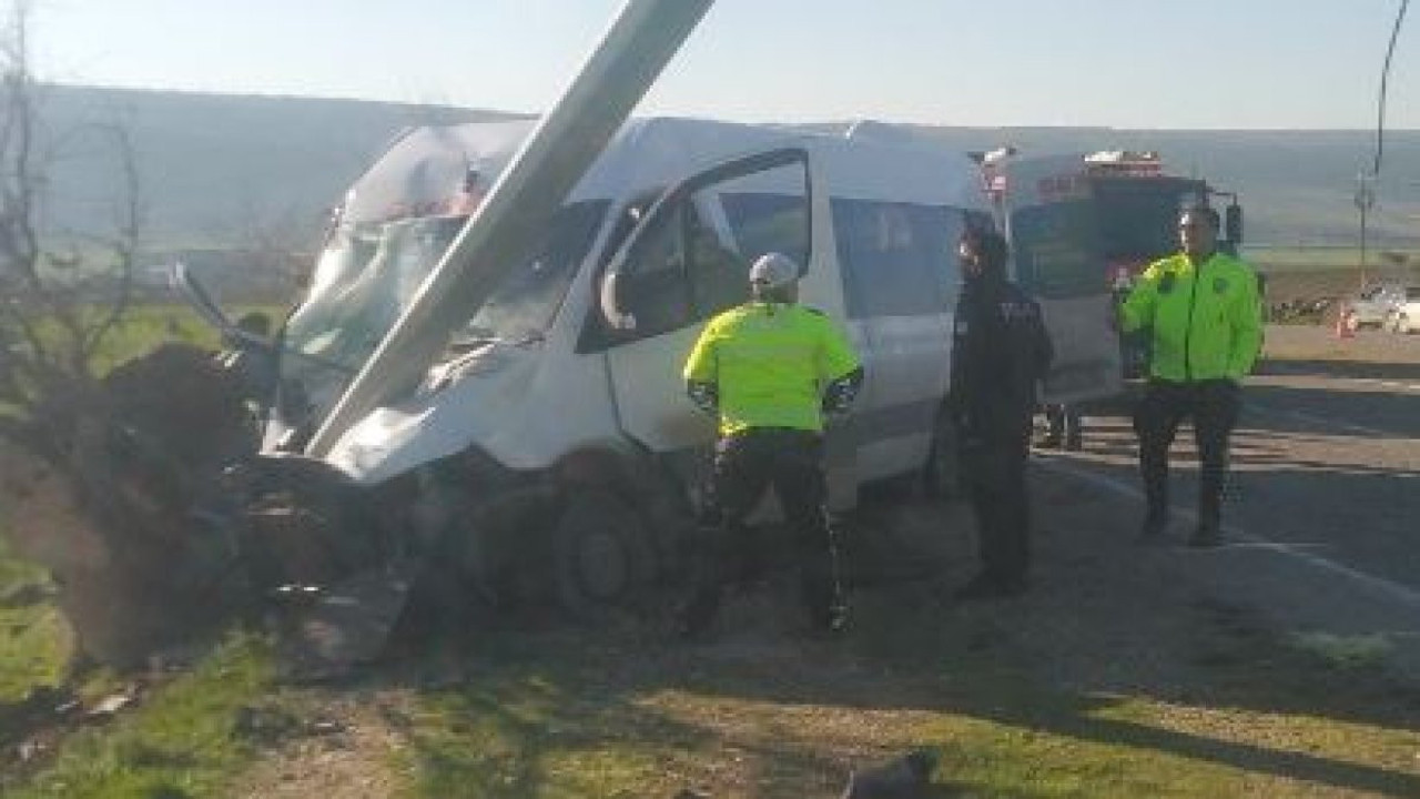 İşçi servisi direğe çarptı 16 yaralı